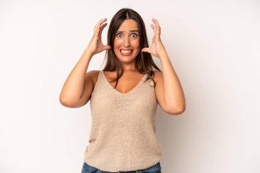 İspanyol asıllı güzel bir kadın ellerini havaya kaldırıp bağırıyor. Öfkeli, sinirli, stresli ve üzgün.