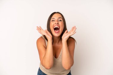 İspanyol güzel bir kadın beklenmedik bir sürpriz yüzünden şoke olmuş, heyecanlı, gülen, şaşkın ve mutlu hissediyor.