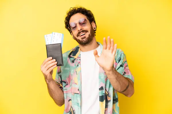 Loco Barbudo Sonriendo Felizmente Saludándote Con Mano Dándote Bienvenida Saludándote — Foto de Stock