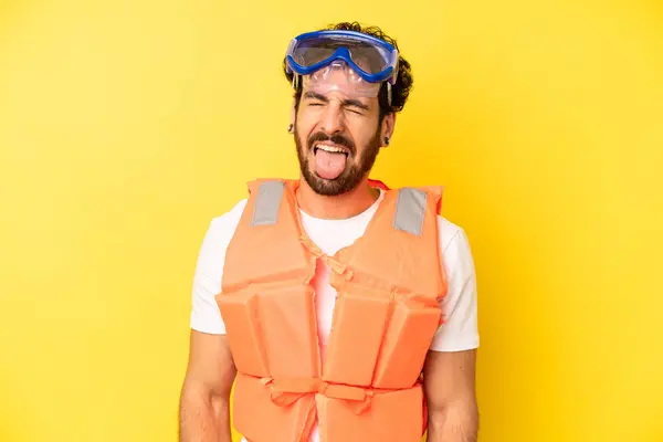 Loco Barbudo Con Actitud Alegre Rebelde Bromeando Sacando Lengua Concepto — Foto de Stock