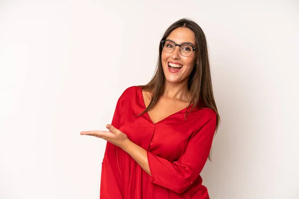 Hispánská Hezká Žena Vesele Usmívá Cítí Šťastný Ukazuje Koncept Kopírovacím — Stock fotografie