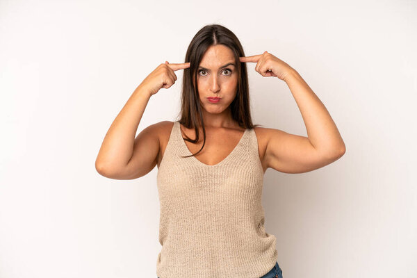 латиноамериканская красивая женщина с серьезным и сосредоточенным взглядом, мозговой штурм и думать о сложной проблеме