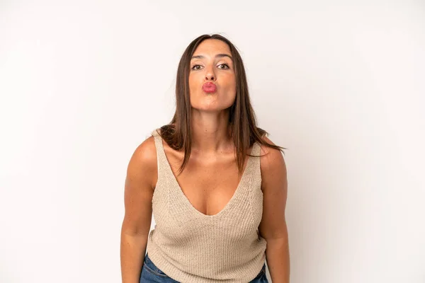 Hispanic Mooie Vrouw Drukken Lippen Samen Met Een Schattig Leuk — Stockfoto