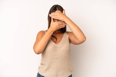 İki eliyle yüzünü örten İspanyol güzeli kadın kameraya hayır diyor! Resimler reddediliyor ya da yasaklanıyor