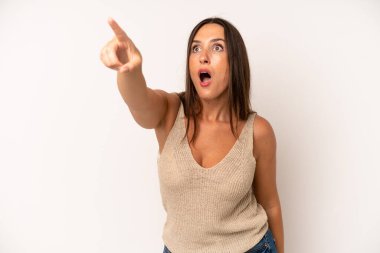 Hispanik güzel kadın şaşkın ve şaşırmış hissediyor, şaşkınlık içinde hayranlıkla bakıyor ve ona bakıyor.