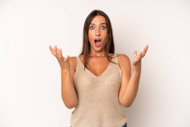 İspanyol güzel bir kadın son derece şaşırmış, şaşırmış, endişeli ve paniklemiş, stresli ve dehşete kapılmış bir bakışla