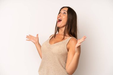 İspanyol güzeli bir kadın opera icra ediyor ya da konserde şarkı söylüyor, romantik, sanatsal ve tutkulu hissediyor.