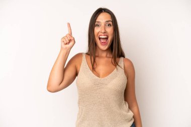 İspanyol güzel kadın bir fikri fark ettikten sonra mutlu ve heyecanlı bir dahi gibi hissediyor, neşeli bir şekilde parmağını kaldırıyor, eureka!