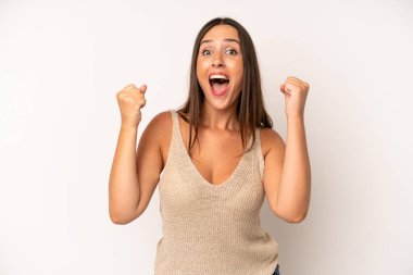 İspanyol güzel kadın mutlu, pozitif ve başarılı hissediyor, zaferi, başarıları veya iyi şansı kutluyor.