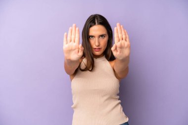 İspanyol güzel kadın ciddi, mutsuz, kızgın ve hoşnutsuz görünüyor. Girmeyi yasaklıyor ya da iki avucunun içinde de dur diyor.