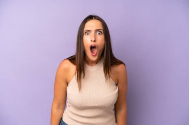 İspanyol güzel kadın şok olmuş ya da şaşırmış görünüyor, ağzı açık bir şekilde 