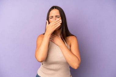 Boğazı ağrıyan ve grip belirtileri gösteren, ağzı kapalı öksüren İspanyol güzel bir kadın.