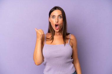 İspanyol asıllı güzel kadın inançsızlıktan şaşkın şaşkın bakıyor, yan taraftaki objeyi işaret ediyor ve diyor ki: