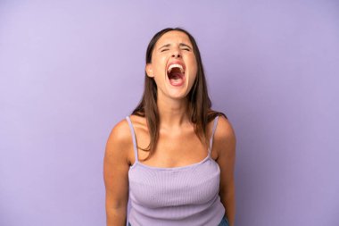 İspanyol güzel kadın agresif bir şekilde bağırıyor, çok kızgın, hayal kırıklığına uğramış, öfkeli ya da sinirli görünüyor, hayır