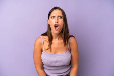 Şok olmuş, kızgın, sinirli ya da hayal kırıklığına uğramış, ağzı açık ve öfkeli görünen İspanyol güzel kadın.