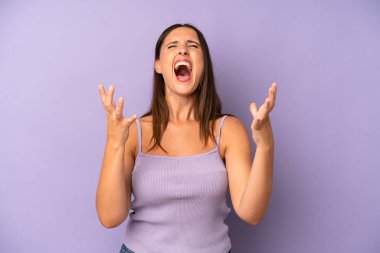 İspanyol güzel kadın öfkeyle bağırıyor, stresli hissediyor ve ellerini havaya kaldırıp neden ben diye bağırıyor.