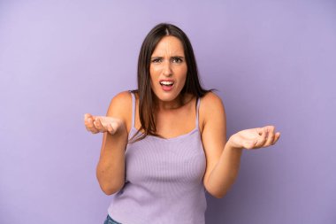 Hispanik güzel bir kadın bilgisiz ve kafası karışık, hangi seçeneği seçeceğinden emin değil, merak ediyor.