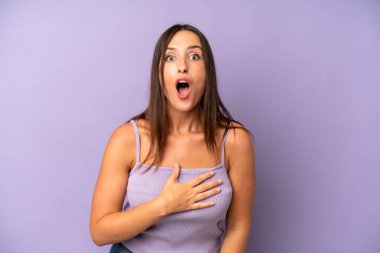 İspanyol güzel kadın şaşkın ve şaşırmış hissediyor, gülümsüyor, el ele tutuşuyor, mutlu ya da minnettarlık gösteriyor.