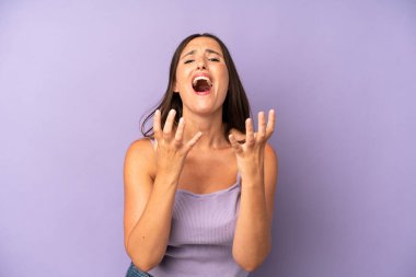 İspanyol güzel kadın umutsuz ve hayal kırıklığına uğramış görünüyor, stresli, mutsuz ve sinirli, bağırıyor ve çığlık atıyor.