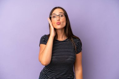 İspanyol güzel kadın şoke olmuş ve ağzı açık bir şekilde yüz yüze inanamamaktan hayrete düşmüş.