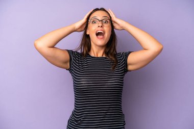 İspanyol asıllı güzel bir kadın el ele tutuşuyor, ağzı açık, son derece şanslı, şaşırmış, heyecanlı ve mutlu hissediyor.