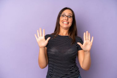 İspanyol güzel kadın sersemlemiş ve korkmuş hissediyor, korkunç bir şeyden korkuyor, elleri açık ve uzak dur diyor.