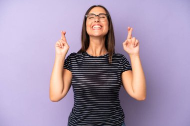 İspanyol güzel kadın gergin ve umutlu, şans diliyor ve dua ediyor.