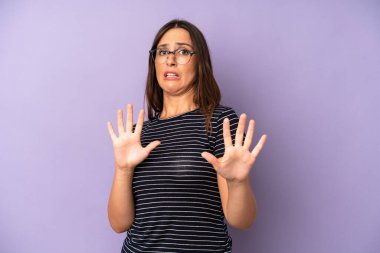 İspanyol güzel kadın korkmuş hissediyor, geri çekiliyor ve korku ve panik içinde bağırıyor, kabusa tepki veriyor.