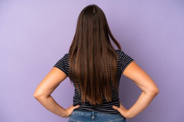 Hispanik güzel kadın kafası karışık ya da dolu ya da şüphe ve sorular, merak, elleri kalçasında, dikiz görüşlü