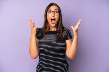İspanyol güzel bir kadın son derece şaşırmış, şaşırmış, endişeli ve paniklemiş, stresli ve dehşete kapılmış bir bakışla