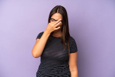 İspanyol güzel kadın stresli, mutsuz ve hayal kırıklığına uğramış, alınına dokunmuş ve şiddetli baş ağrısı çeken.