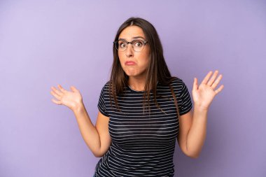 İspanyol güzel kadın şaşkın ve şaşkın hissediyor, doğru cevap veya karardan emin değil, bir seçim yapmaya çalışıyor.