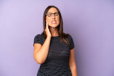 İspanyol asıllı güzel bir kadın, yanağını tutuyor ve ağrılı diş ağrısı çekiyor, hasta, sefil ve mutsuz hissediyor, dişçi arıyor.