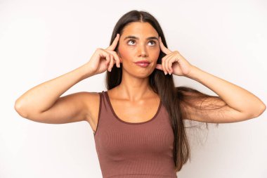 Hispanik güzel bir kadın kafası karışık ya da şüpheci, bir fikre odaklanmış, çok düşünüyor, kenarda boşluğu kopyalamak istiyor.