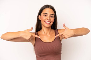 İspanyol güzel kadın gururlu, kibirli, mutlu, şaşırmış ve tatmin olmuş görünüyor, kendini gösteriyor, kendini kazanan gibi hissediyor.