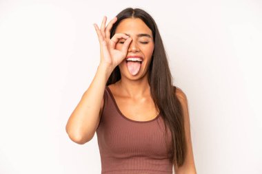 İspanyol güzel kadın mutlu bir şekilde gülümsüyor, şaka yapıyor ve gözetleme deliğinden bakıyor, sırları gözetliyor.