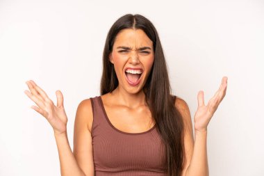 İspanyol güzel kadın mutlu, heyecanlı, şaşırmış ya da şok olmuş hissediyor, gülümsüyor ve hayrete düşüyor.