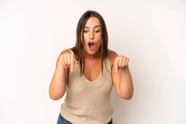 Hispanic Pretty Woman Feeling Shocked Open Mouthed Amazed Looking Pointing — Stock Photo, Image