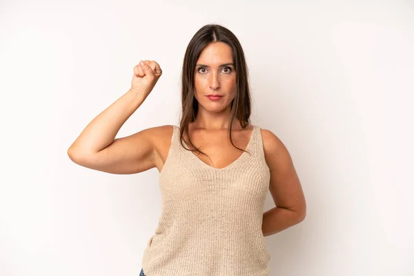 Mujer Bonita Hispana Sintiéndose Seria Fuerte Rebelde Levantando Puño Protestando — Foto de Stock