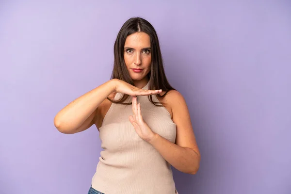 Mujer Bonita Hispana Que Parece Seria Severa Enojada Disgustada Haciendo —  Fotos de Stock