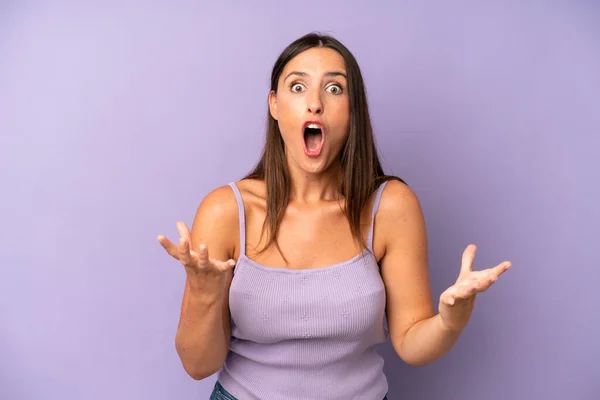Hispanic Pretty Woman Open Mouthed Amazed Shocked Astonished Unbelievable Surprise — Stock Photo, Image