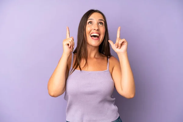 Hispanic Mooie Vrouw Gevoel Ontzagwekkend Open Mond Wijzen Omhoog Met — Stockfoto