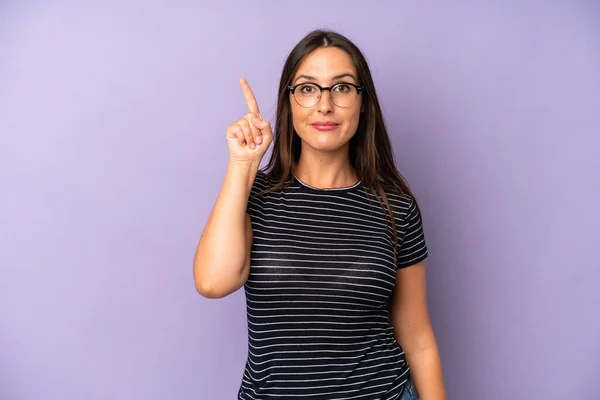 Ispanica Bella Donna Sente Come Genio Tenendo Dito Orgogliosamente Aria — Foto Stock