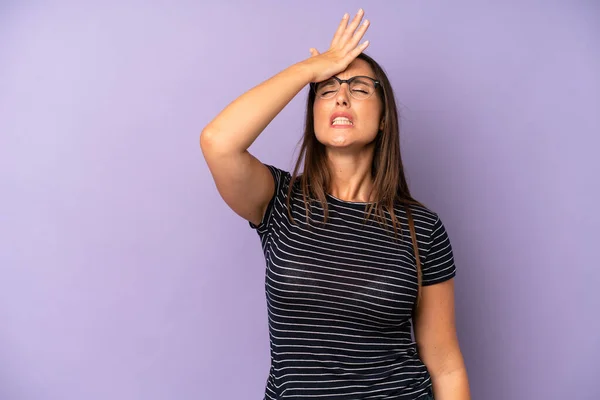 Hispanic Pretty Woman Raising Palm Forehead Thinking Oops Making Stupid — Stock Photo, Image