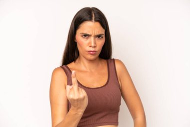 İspanyol güzel kadın kızgın, sinirli, isyankar ve agresif orta parmağını sallayarak karşılık veriyor.