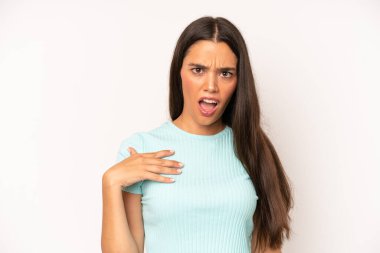 İspanyol güzel kadın şaşkın, şaşkın ve şaşırmış hissediyor, elleri göğsünde ve ağzı açık, kim olduğunu söylüyor, ben?