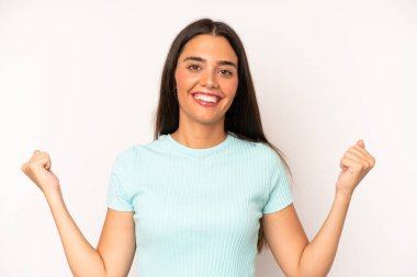 İspanyol güzel kadın son derece mutlu ve şaşırmış görünüyor, başarıyı kutluyor, bağırıyor ve zıplıyor.