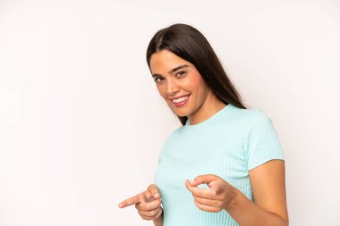 İspanyol güzel kadın kendini mutlu, havalı, tatmin olmuş, rahat ve başarılı hissediyor, kameraya bakıyor, seni seçiyor.