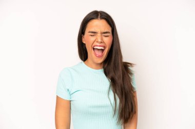 İspanyol güzel kadın agresif bir şekilde bağırıyor, çok kızgın, hayal kırıklığına uğramış, öfkeli ya da sinirli görünüyor, hayır