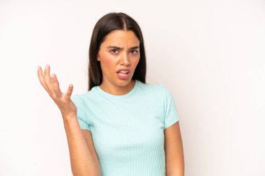 İspanyol güzel kadın sinirli, sinirli ve hayal kırıklığına uğramış görünüyor. Senin neyin var? 